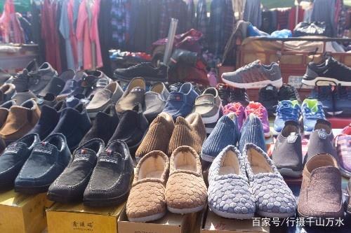 濟(jì)南仲宮大集上的服裝鞋帽生意,價(jià)格實(shí)惠種類全